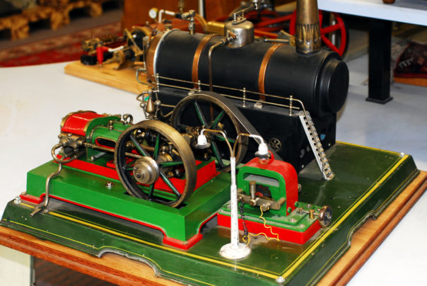 Foto eines großen Dampfmaschinenmodells