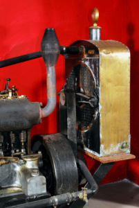 Foto des Wasserkühlers eines Breuer Vierzylindermotors