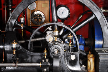 Foto des Kurbeltriebs und Schwungrads eines Deutz E3