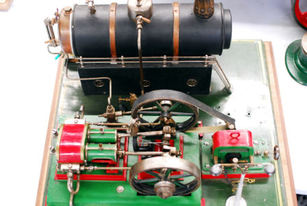 Foto eines großen Dampfmaschinenmodells