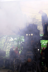 Dreizylinder Schiffsdiesel beim Anlassen Foto eines Dreizylinder Schiffsdiesels beim Anlassen